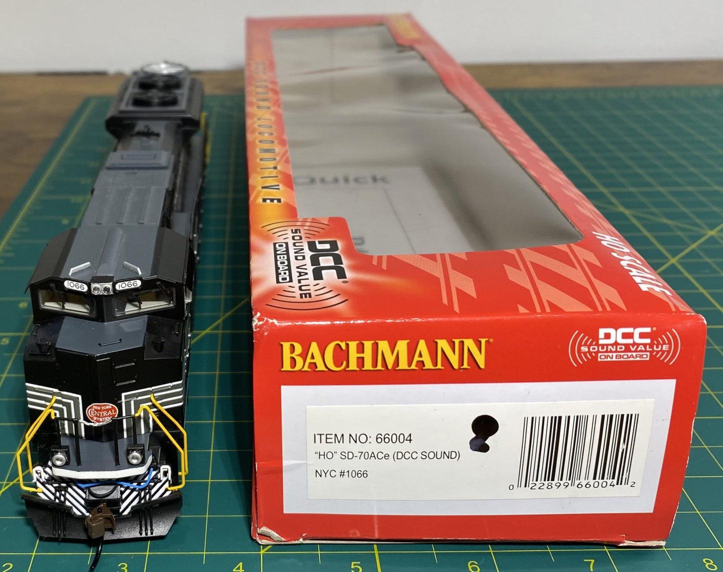 Bachmann 66004 HO New York Central SD70ACe Diesel Locomotive Sound/DCC #1066