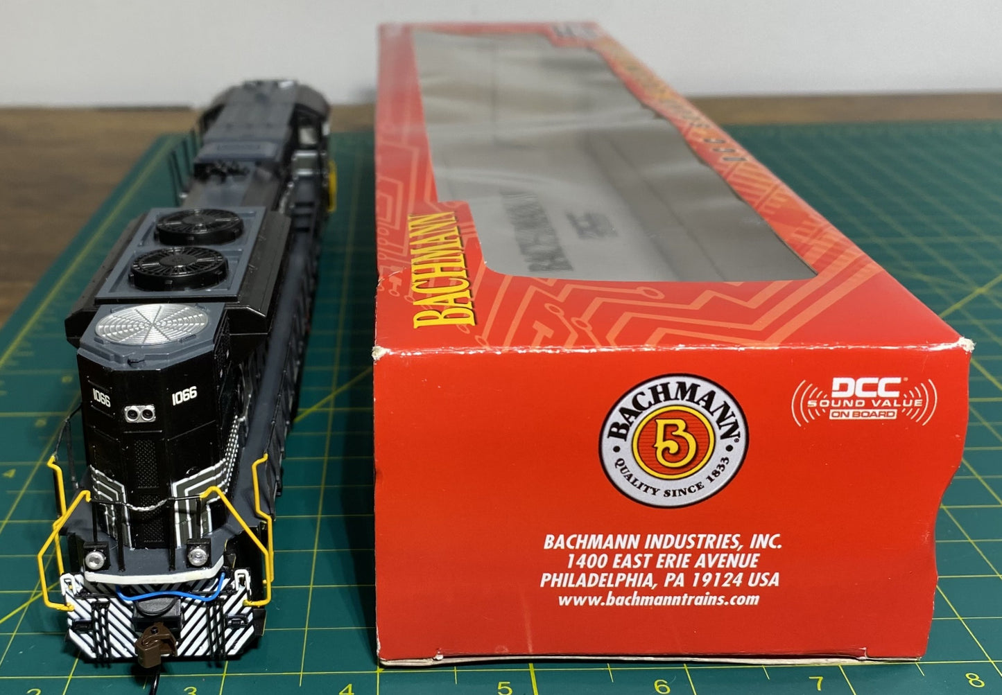 Bachmann 66004 HO New York Central SD70ACe Diesel Locomotive Sound/DCC #1066