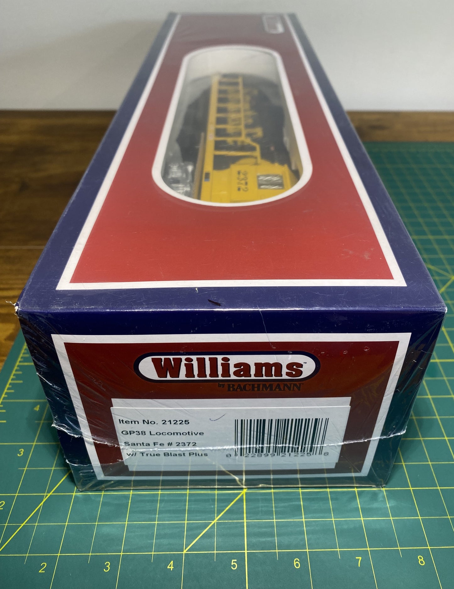 Williams 21225 O Santa Fe EMD GP38 Conventional 3-Rail Diesel Locomotive #2372