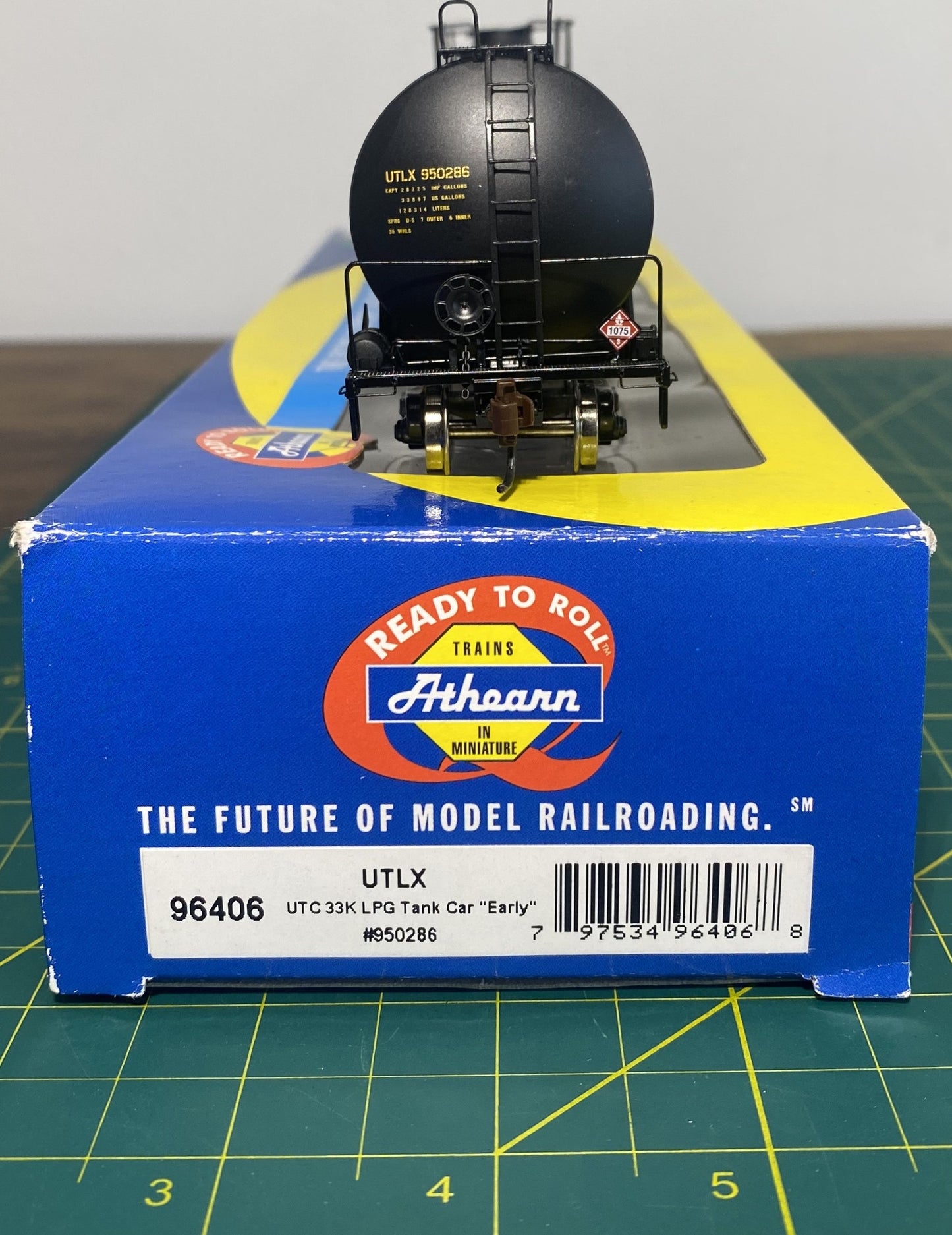 Athearn 96406 HO UTLX RTR 33,900 Gallon LPG Tank/Early #950286