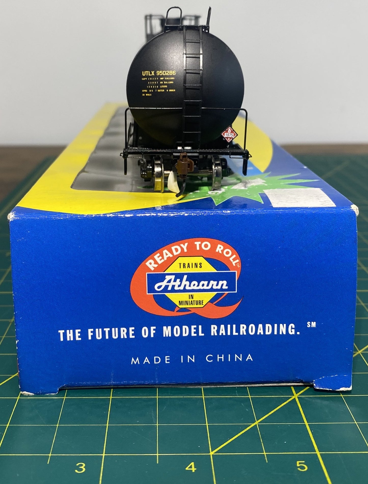 Athearn 96406 HO UTLX RTR 33,900 Gallon LPG Tank/Early #950286