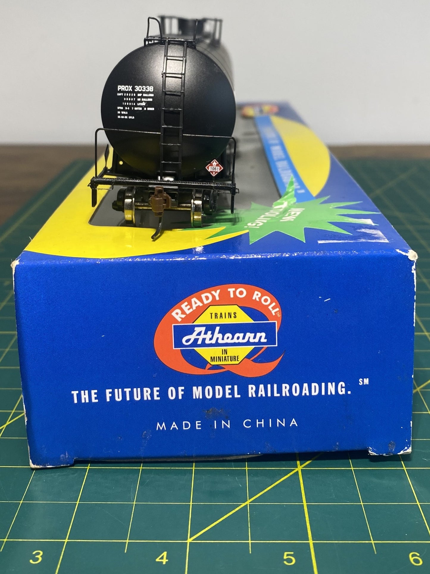Athearn RTR HO UTC 33K LPG Tank Car “Early” PROCOR #30338 Item #96404