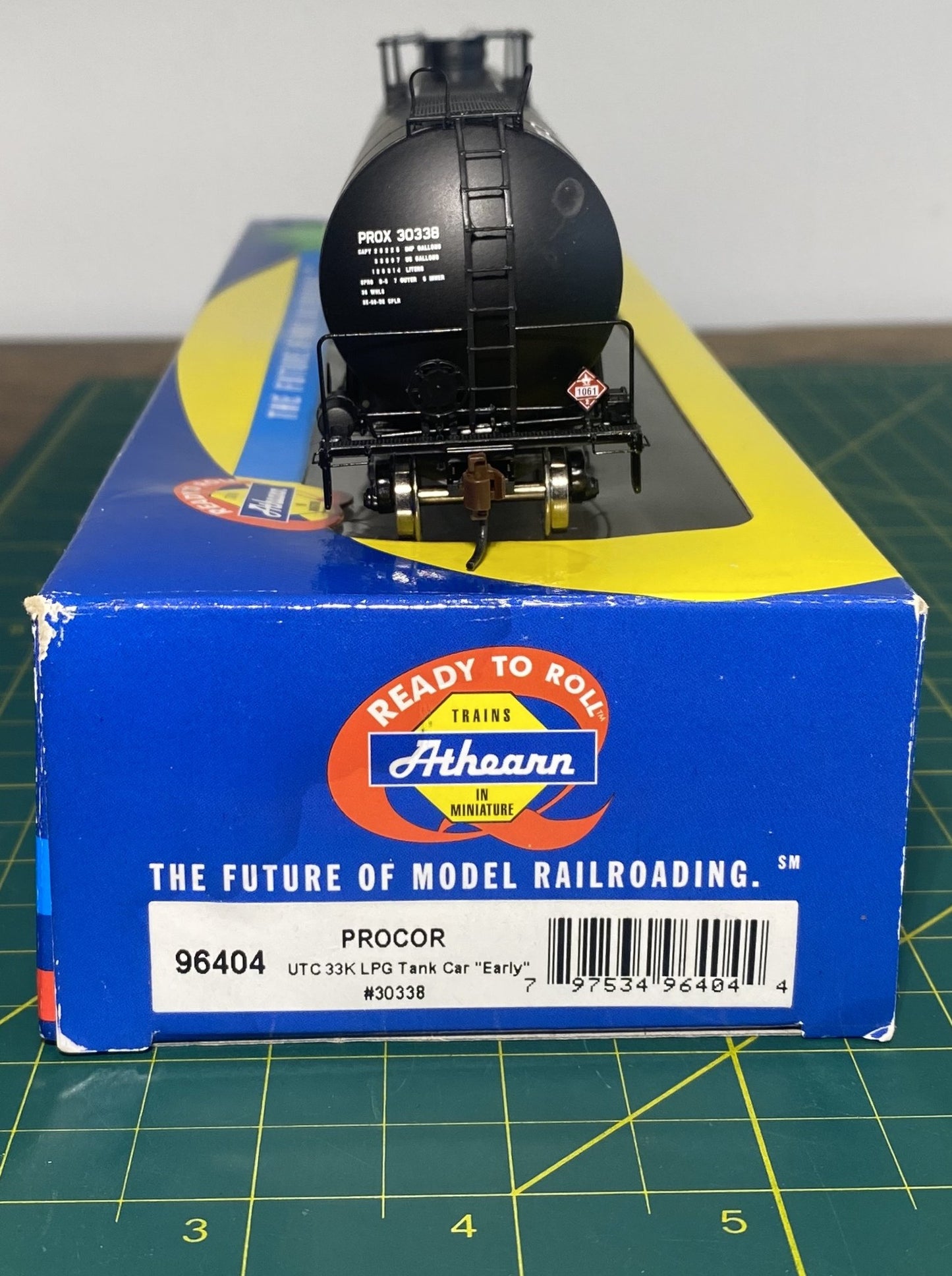 Athearn RTR HO UTC 33K LPG Tank Car “Early” PROCOR #30338 Item #96404