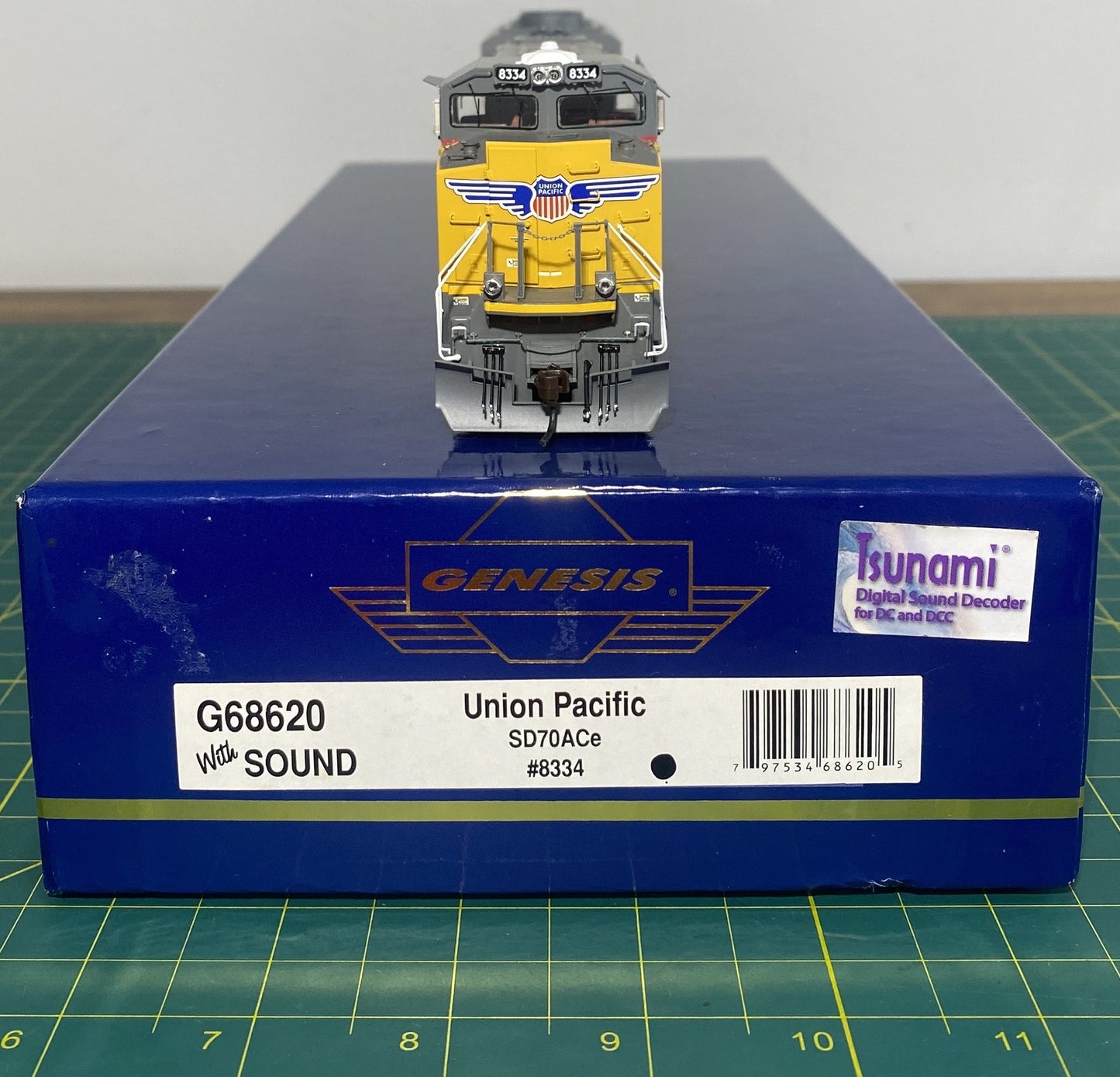 Athearn Genesis G68520 HO Union Pacific SD70ACe Powered Diesel Locomotive #8334