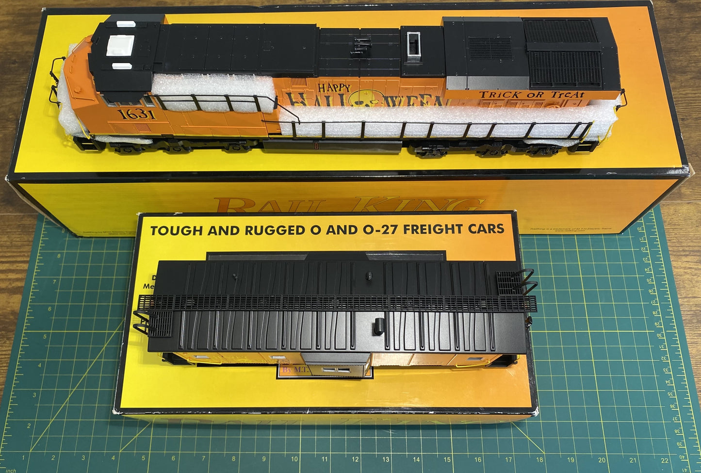 Rail King 30-20359-1 Halloween ES44AC Imperial Diesel & Caboose Set with PS 3.0