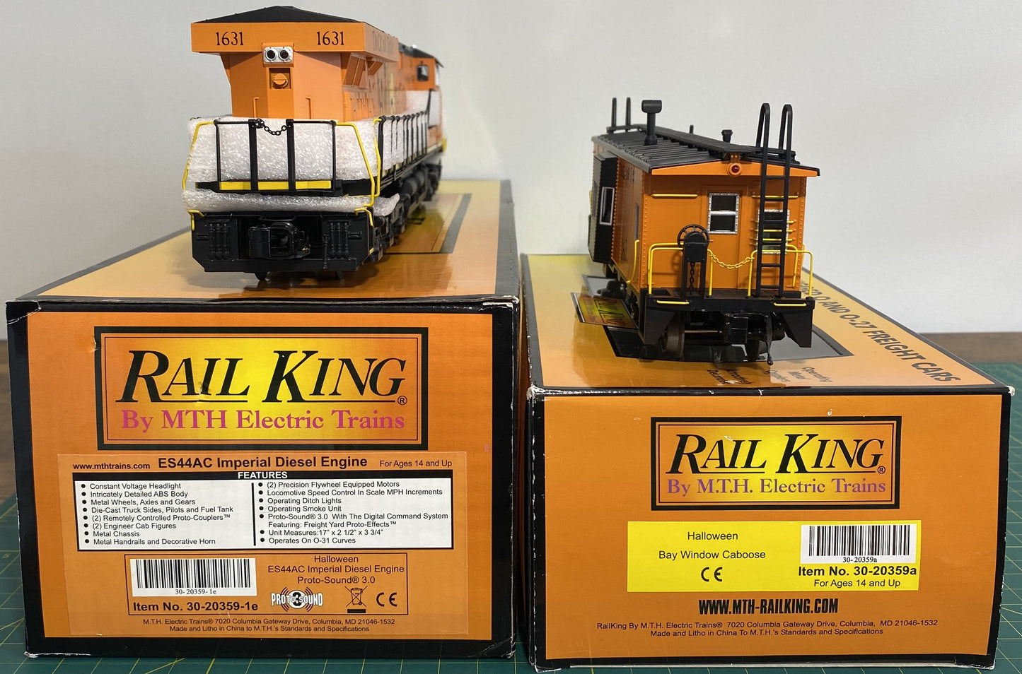 Rail King 30-20359-1 Halloween ES44AC Imperial Diesel & Caboose Set with PS 3.0