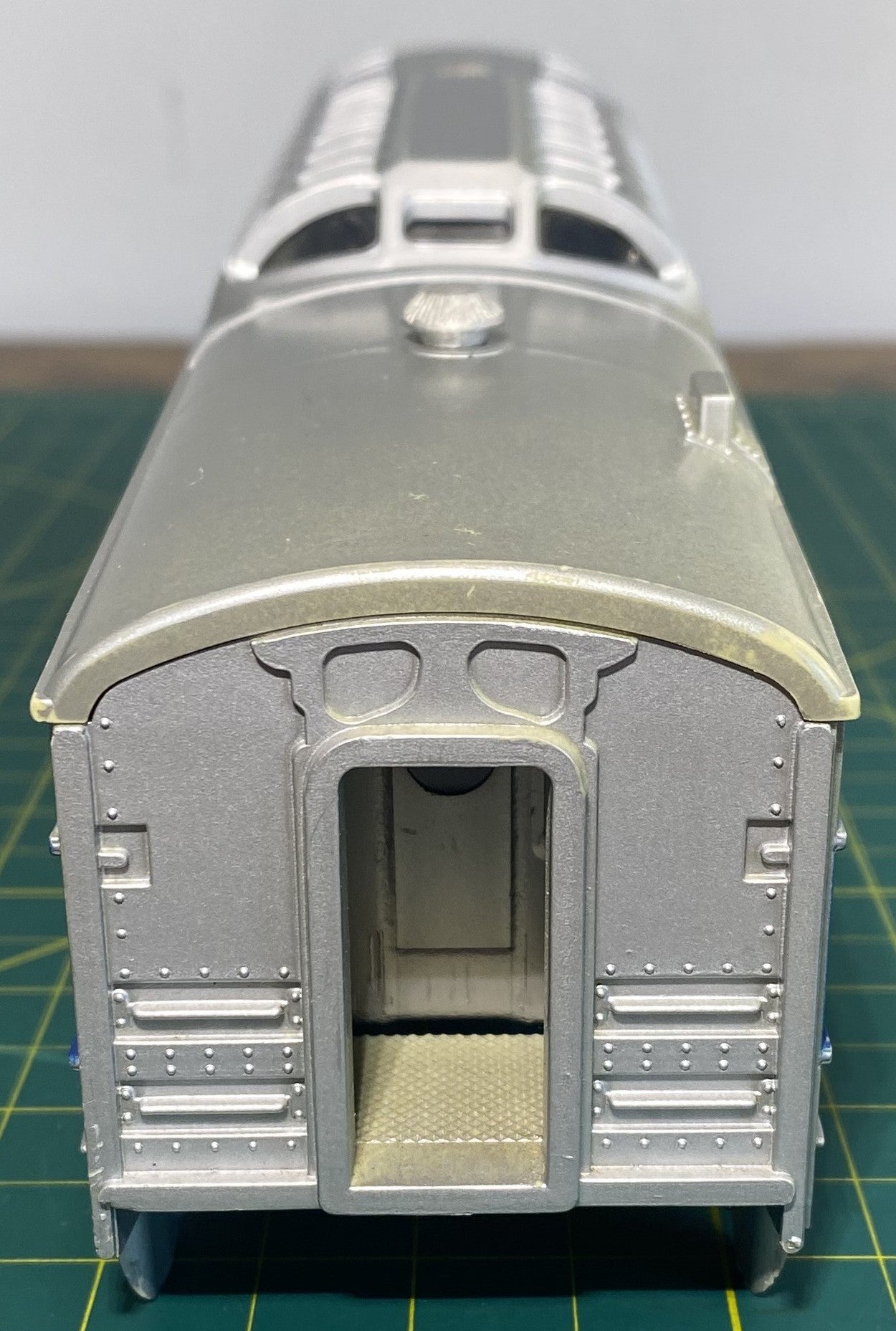 Lionel Post War 2412 Passenger Car Santa Fe