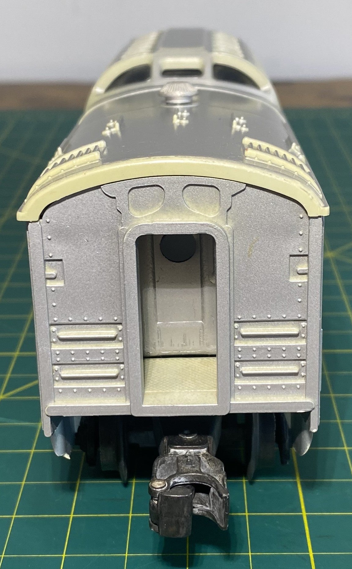 Lionel Post War 2412 Passenger Car Santa Fe
