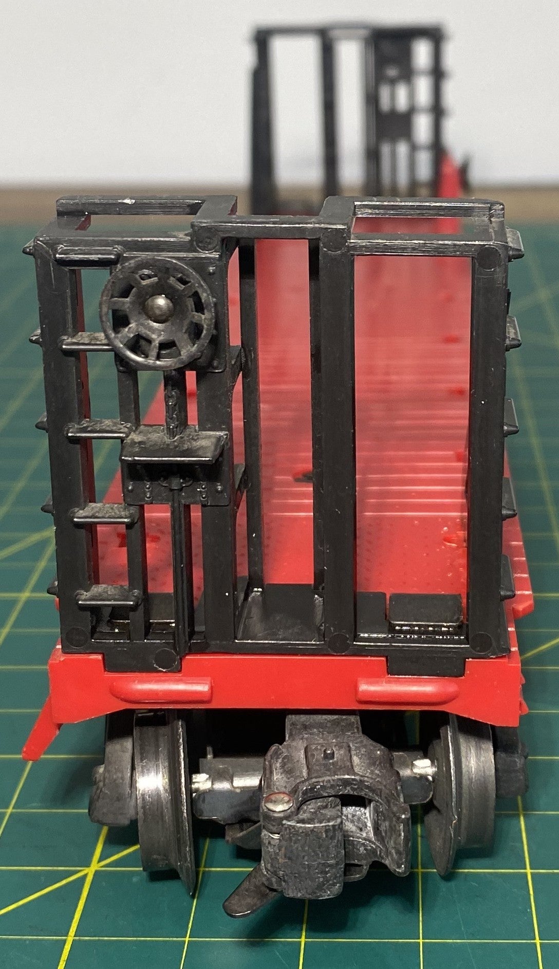 Lionel Post War 6467 Miscellaneous Flat Car with Bulkheads