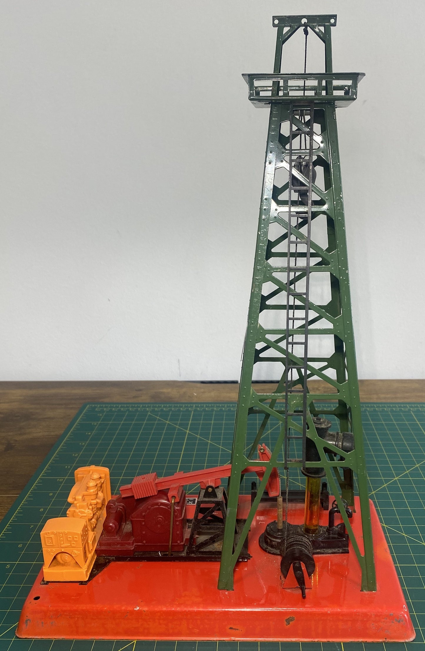 Lionel Post War Oil Derrick 455