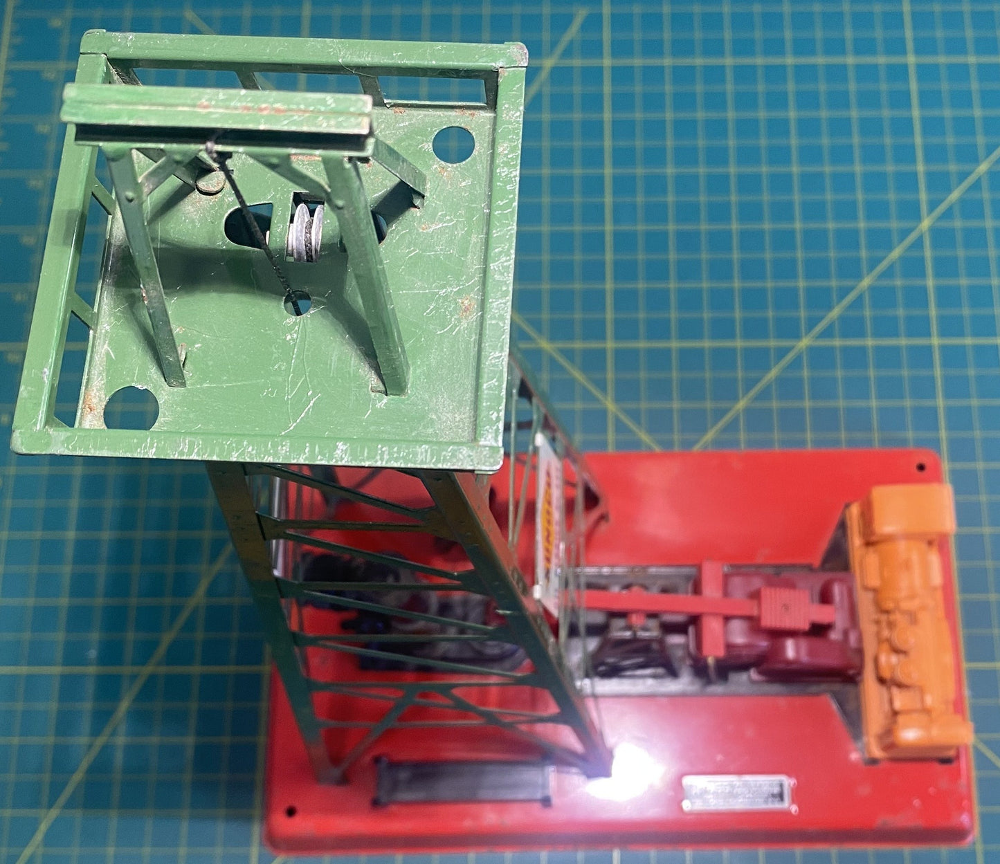 Lionel Post War Oil Derrick 455