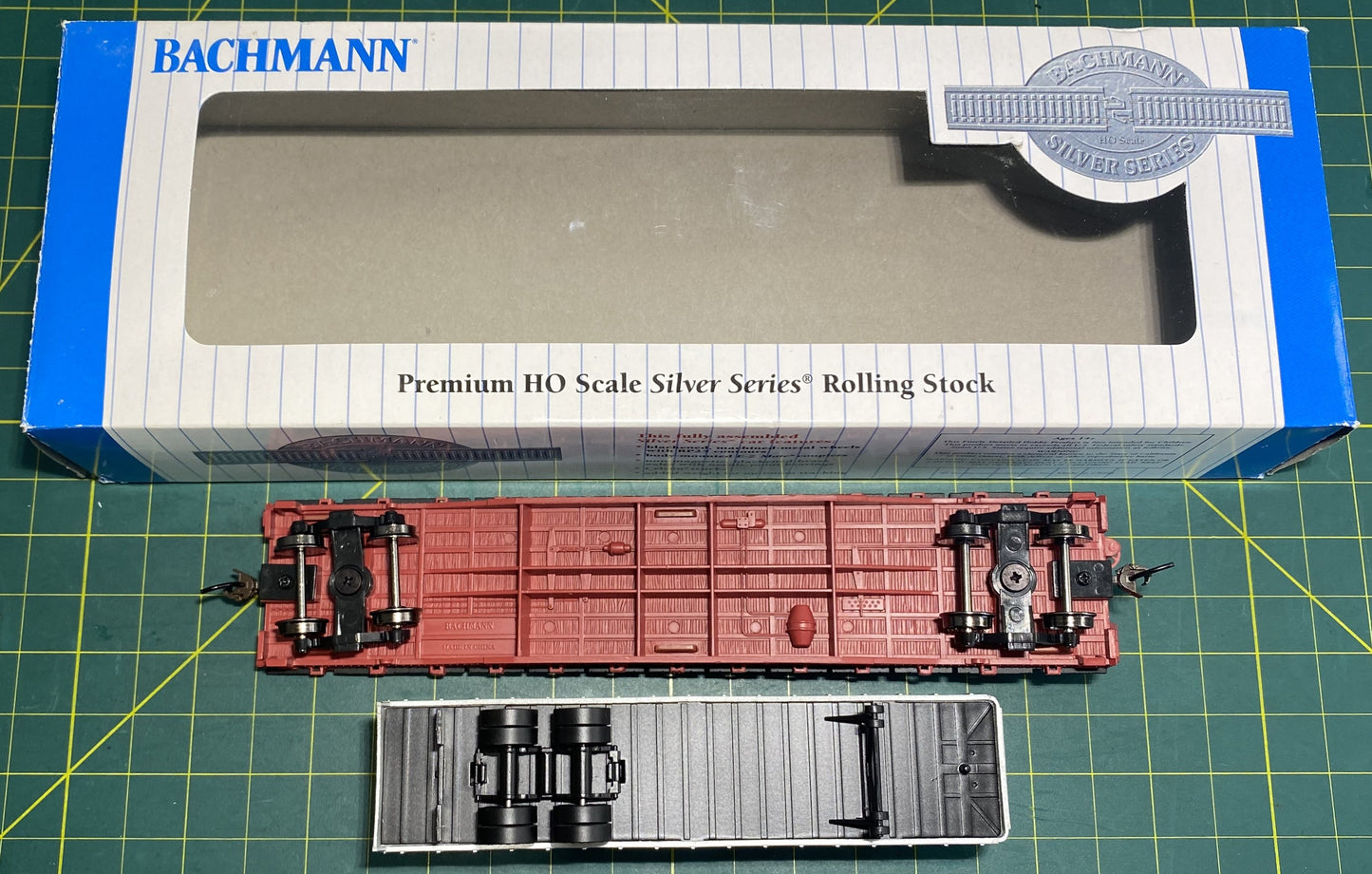 Bachmann Premium 16701 52' 6" Flatcar w/35' Piggyback Trailer Santa Fe - Navajo Lines
