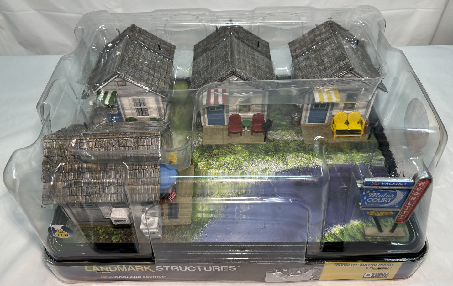 Woodland Scenics BR5877 O-Scale Moonlite Motor Court