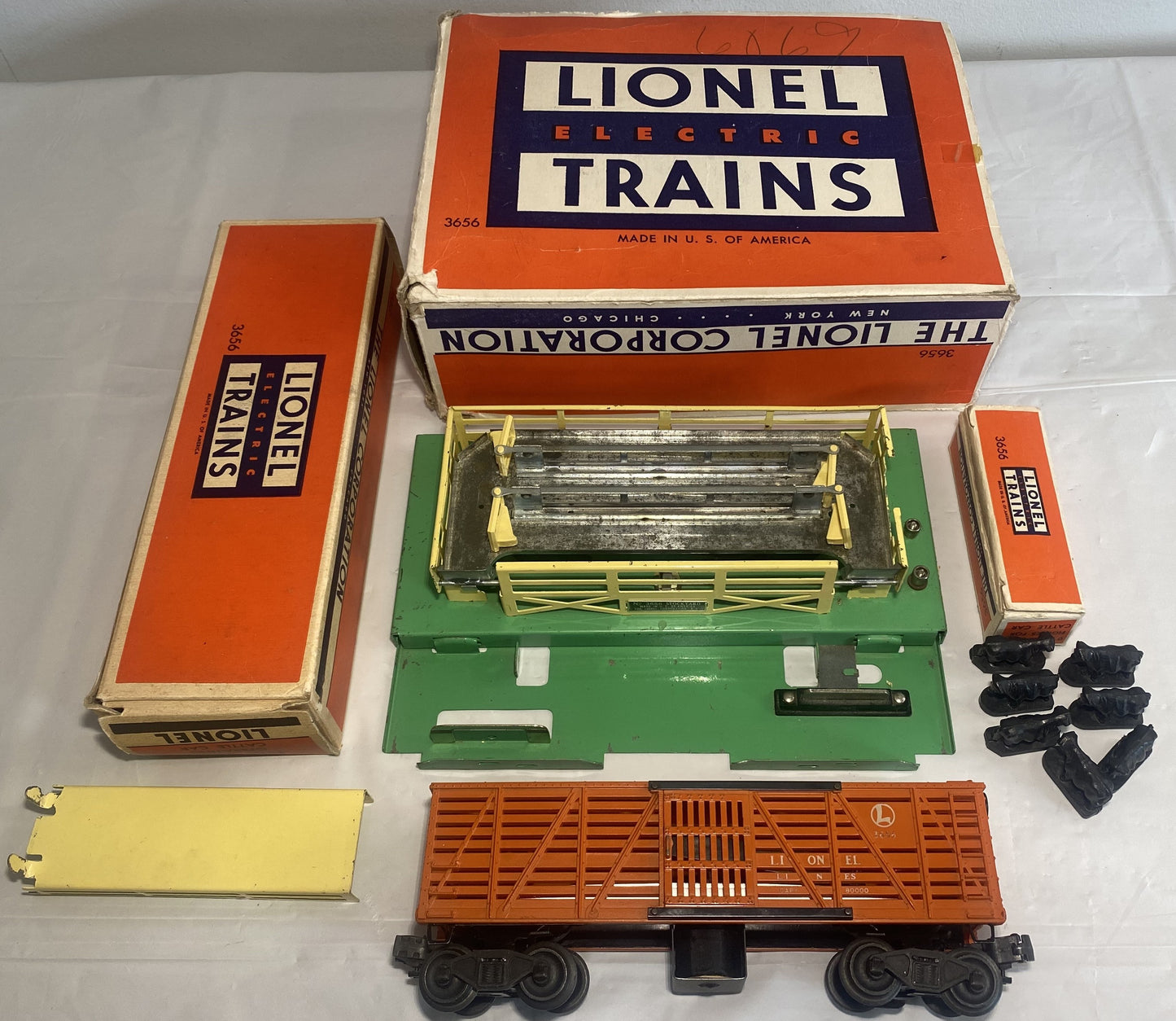 Lionel 3656 Operating Stock yard, Cattle and Cattle Car