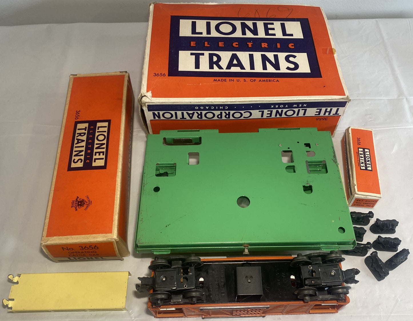 Lionel 3656 Operating Stock yard, Cattle and Cattle Car