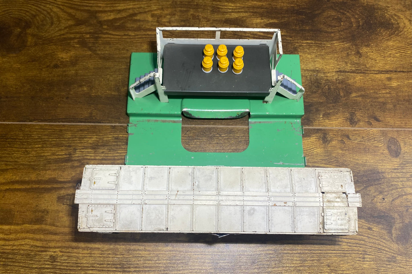 Lionel Post War 3472 Operating Milk Car with Platform