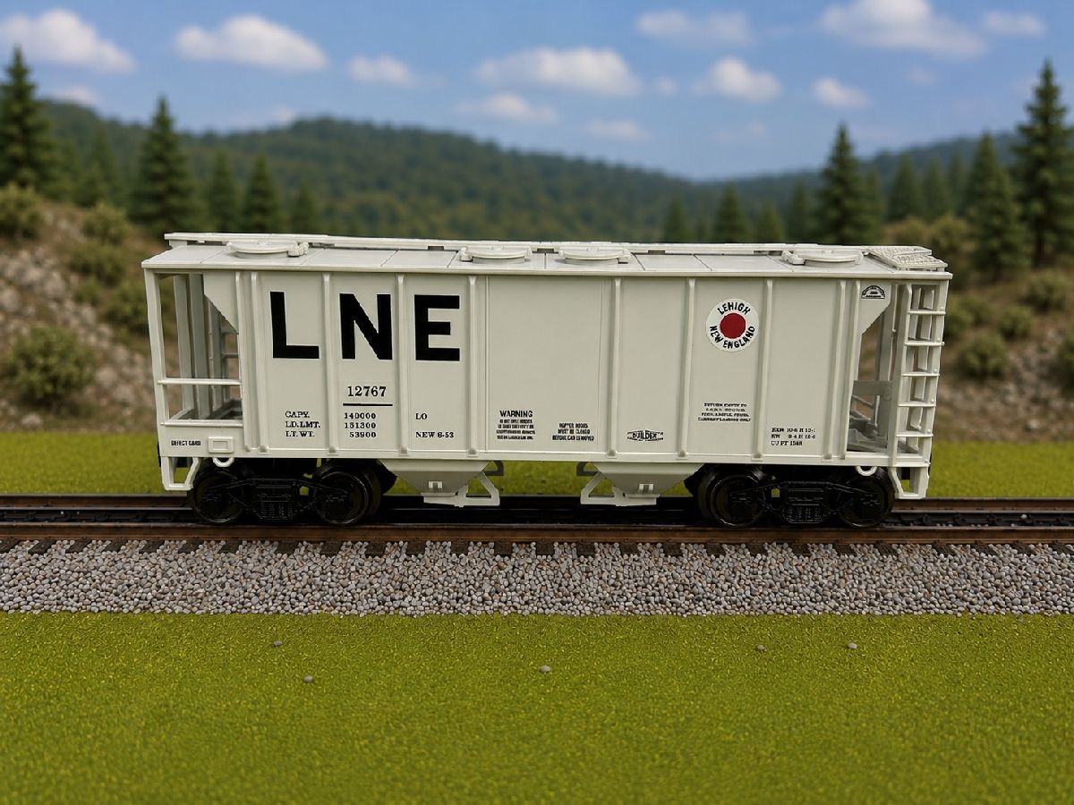 Ready Made Trains 86379 O Gauge LNE 2 Bay Covered Hopper