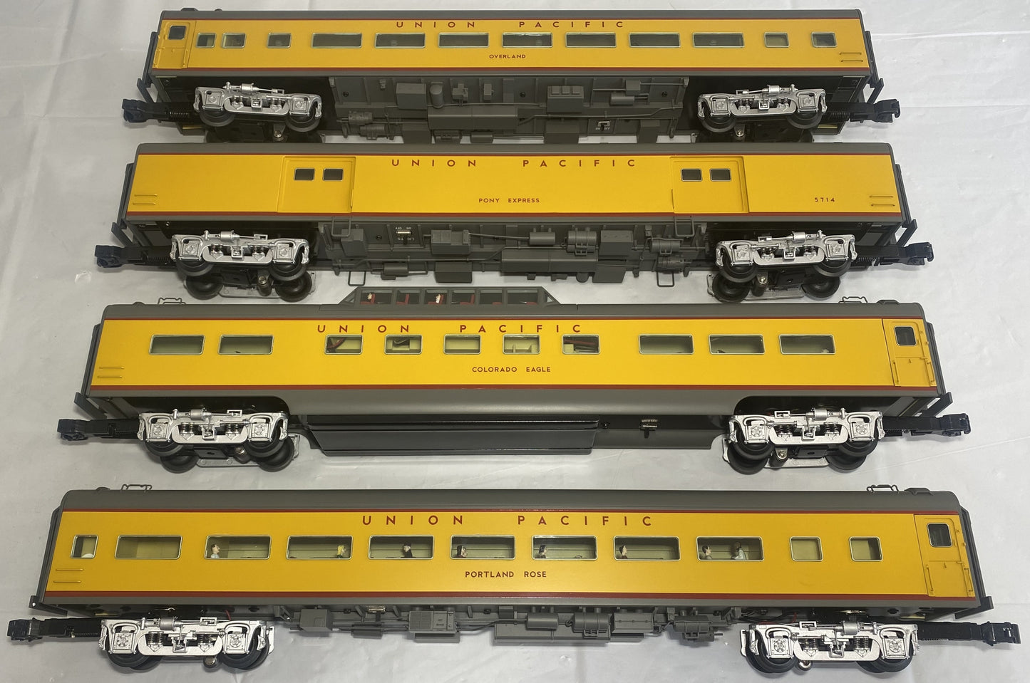Lionel Modern 6-35415 Union Pacific 18" Aluminum Streamlined Passenger Car 4-Pack
