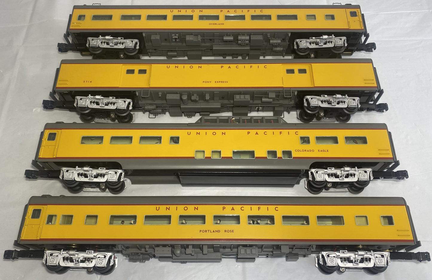 Lionel Modern 6-35415 Union Pacific 18" Aluminum Streamlined Passenger Car 4-Pack
