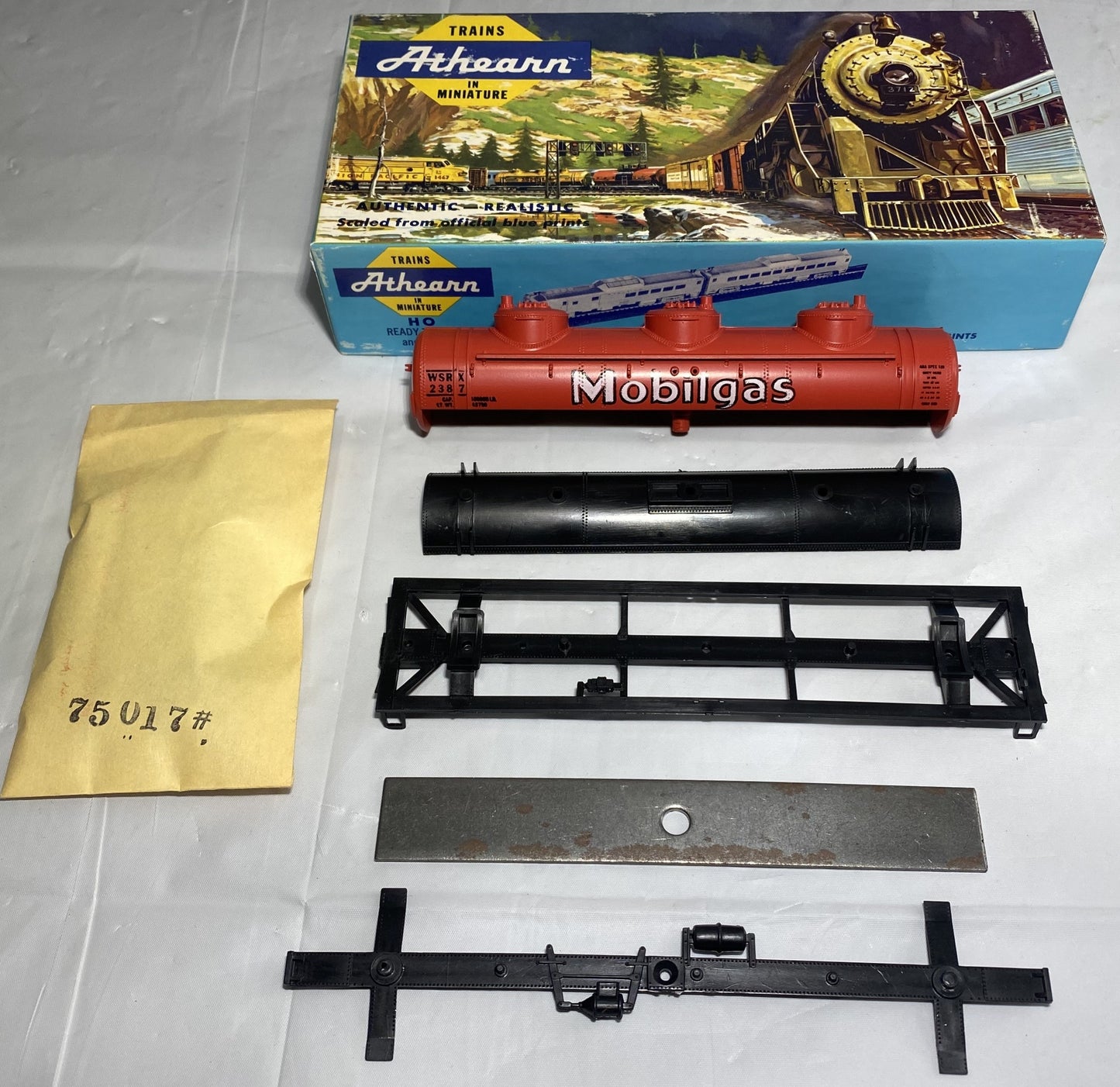 Athearn 1503 Mobile Gas 3 Dome Tank Car Kit
