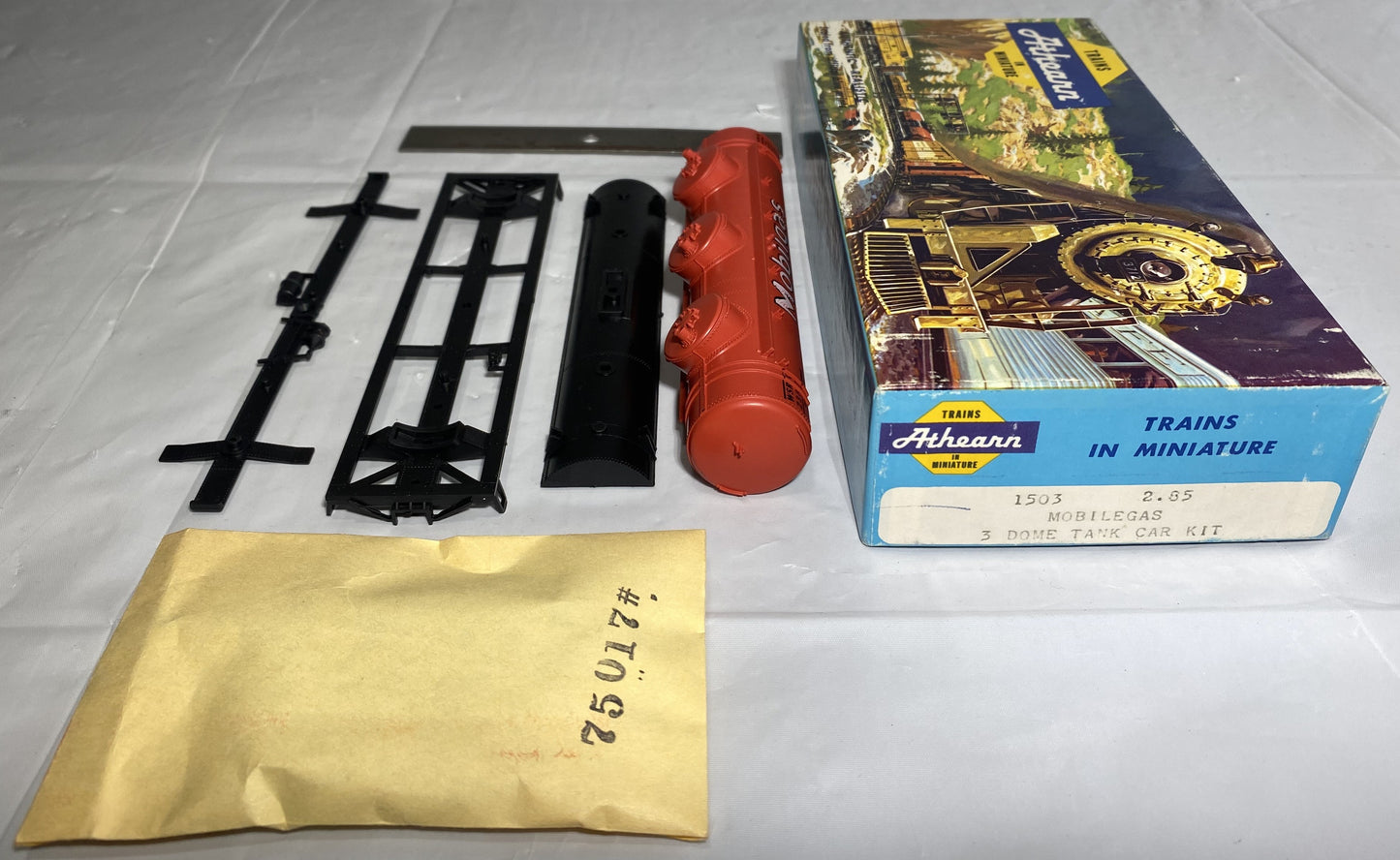 Athearn 1503 Mobile Gas 3 Dome Tank Car Kit