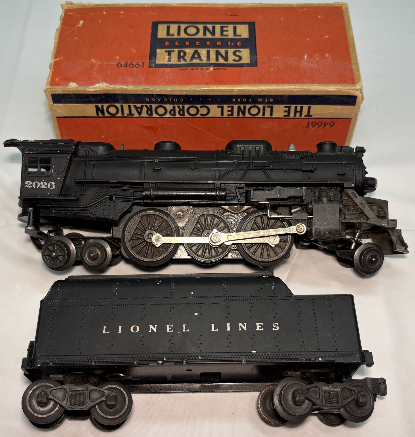 Lionel Post War 2026 Steam Locomotive with 6466T Tender