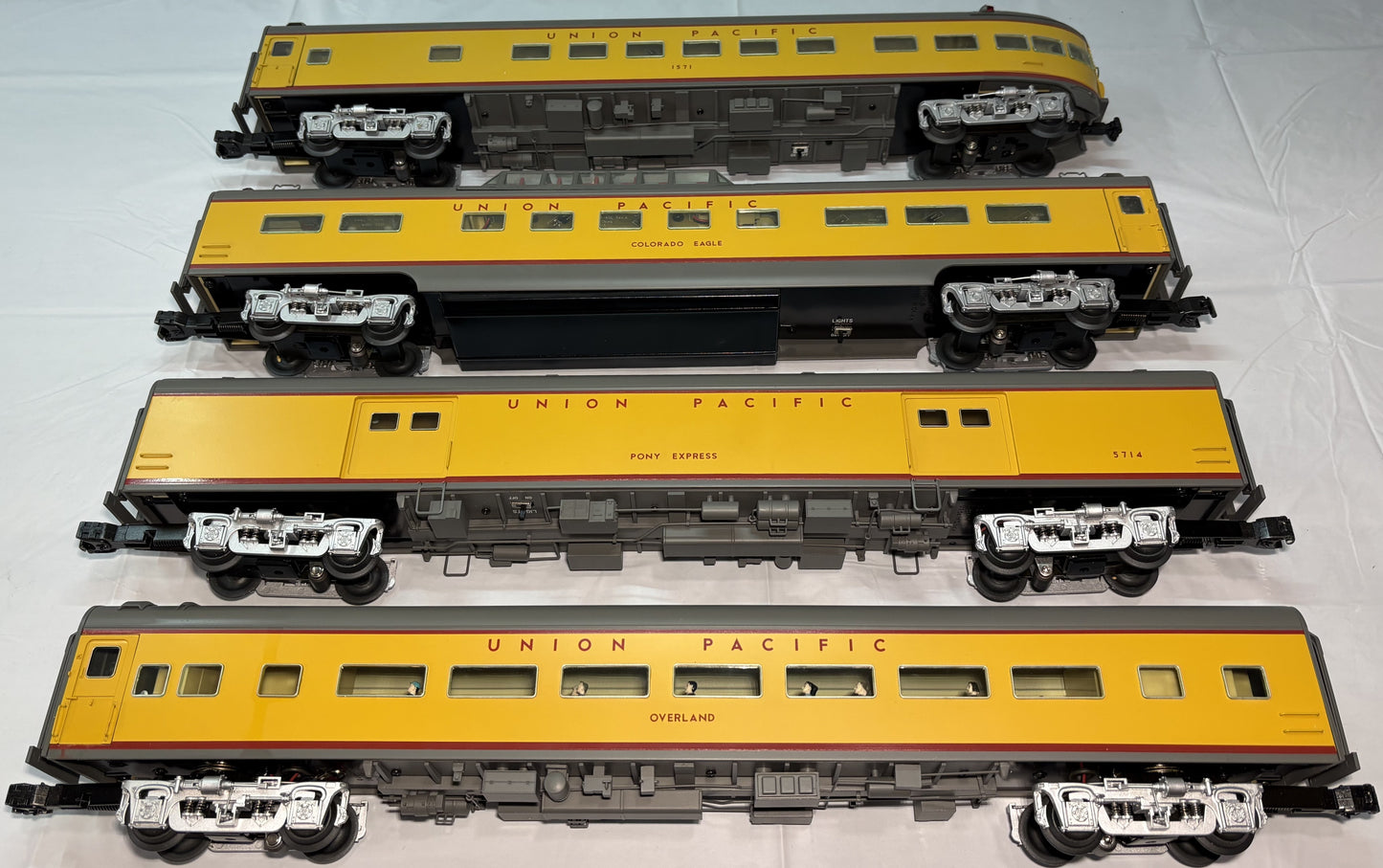 Lionel Modern 6-35415 Union Pacific 18" Aluminum Streamlined Passenger Car 4-Pack