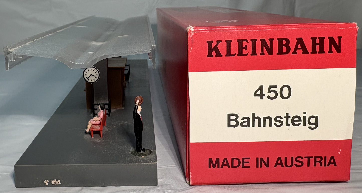 Kleinbahn 450 Bahnsteig (station platform)