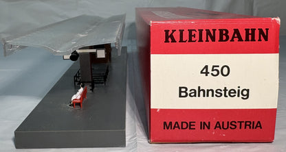 Kleinbahn 450 Bahnsteig (station platform)