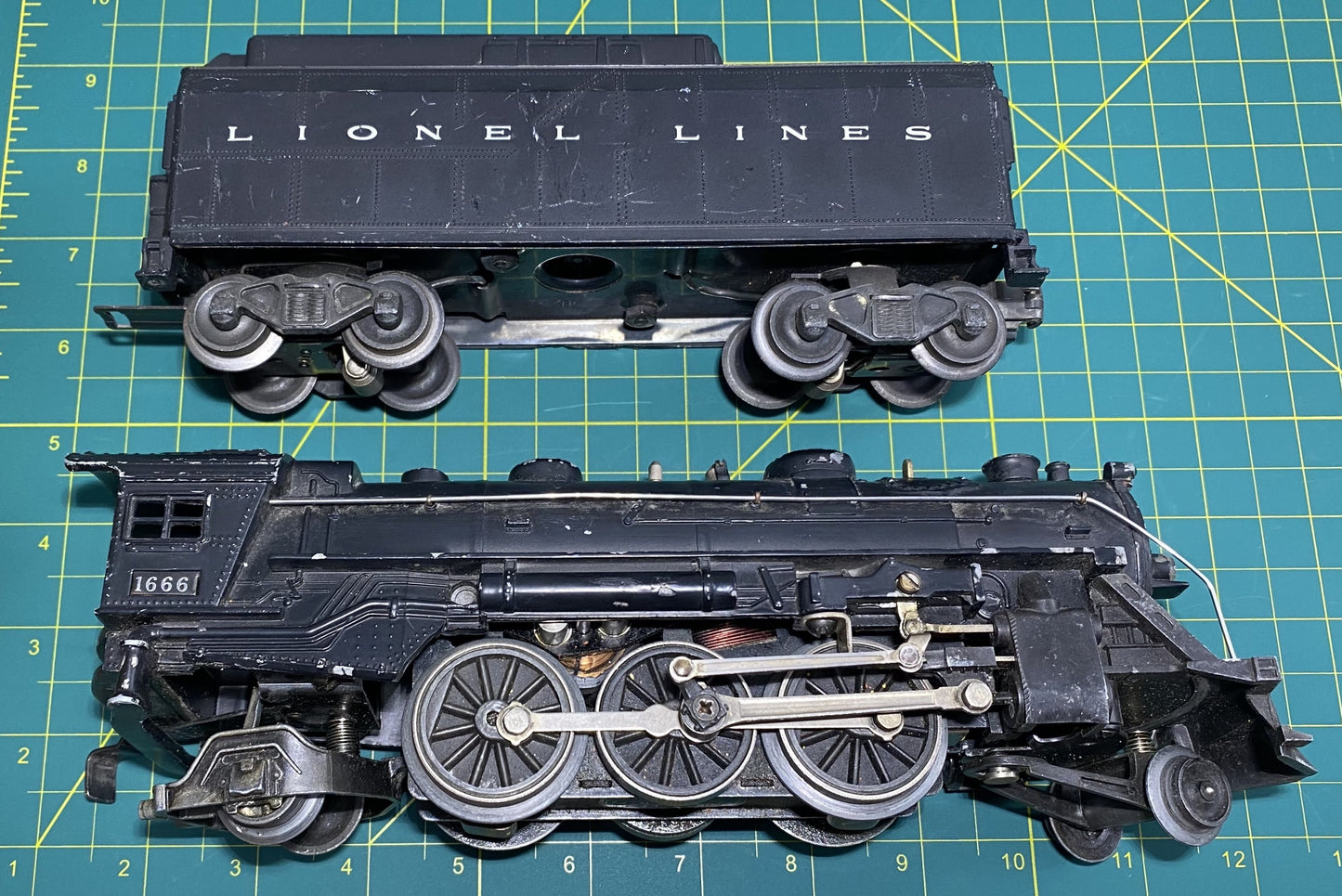 Lionel Post War #1666 Steam Locomotive  Tender