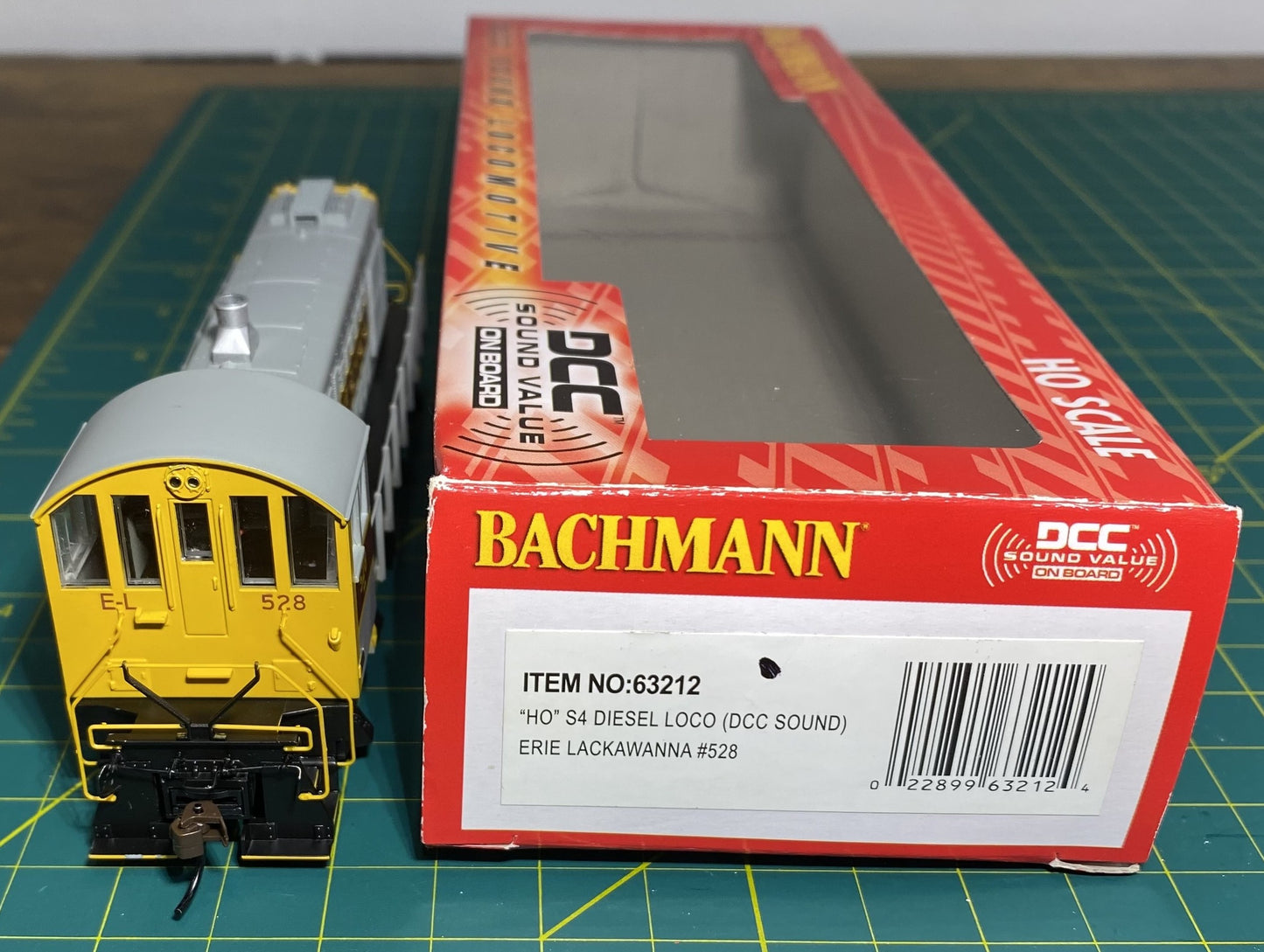 Bachmann 63212 Erie Lackawanna S-4 Diesel Locomotive #528 DCC & Sound