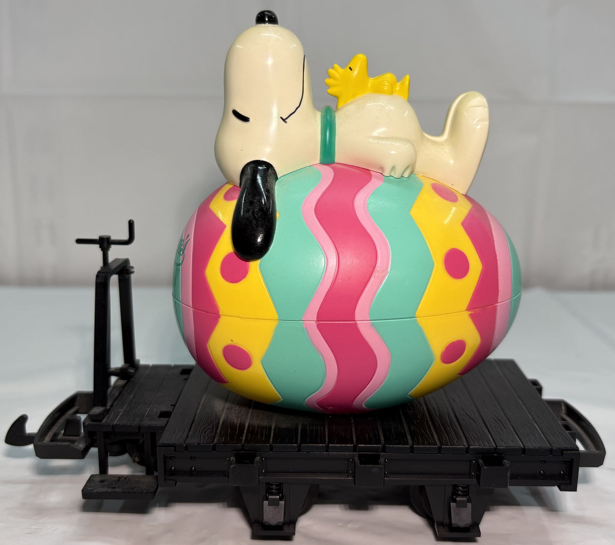 LGB G Scale Custom Flat Car – Easter, Snoopy