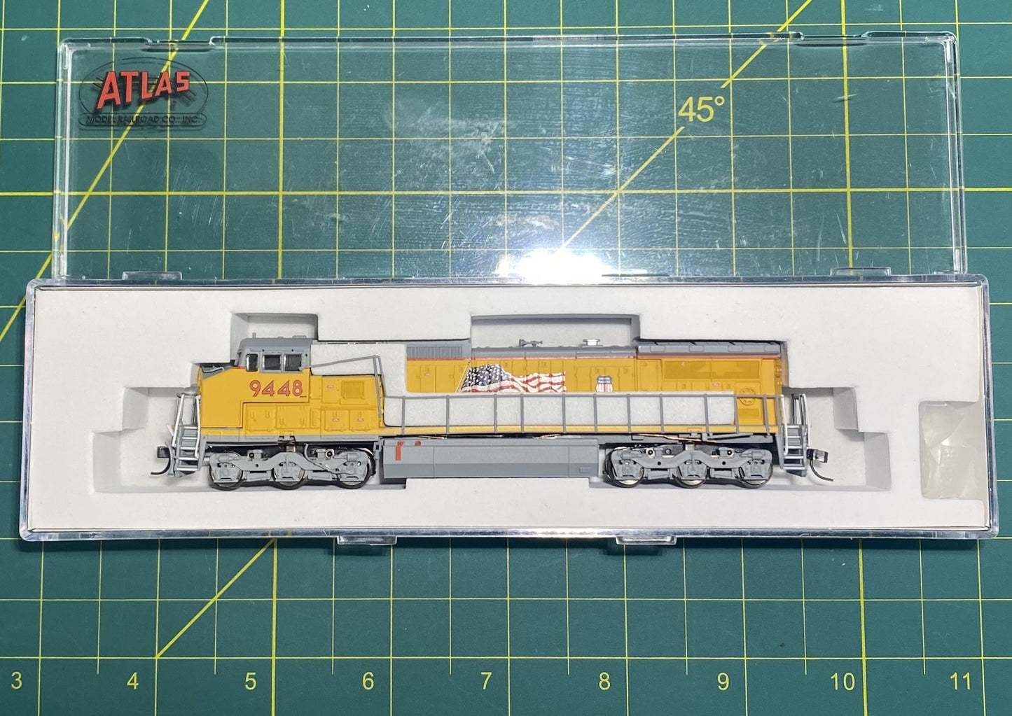 Atlas GE Dash 8-41CW Standard DC Master Silver Union Pacific #9448 (Armour Yellow, gray, red; Yellow Frame Stripe) – ATL50000911