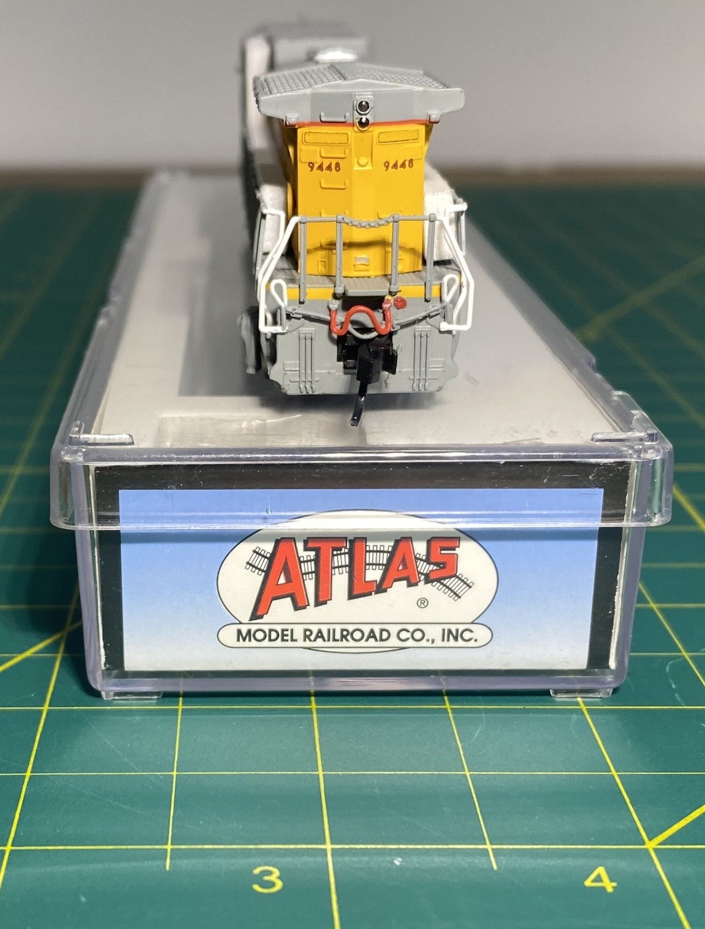 Atlas GE Dash 8-41CW Standard DC Master Silver Union Pacific #9448 (Armour Yellow, gray, red; Yellow Frame Stripe) – ATL50000911