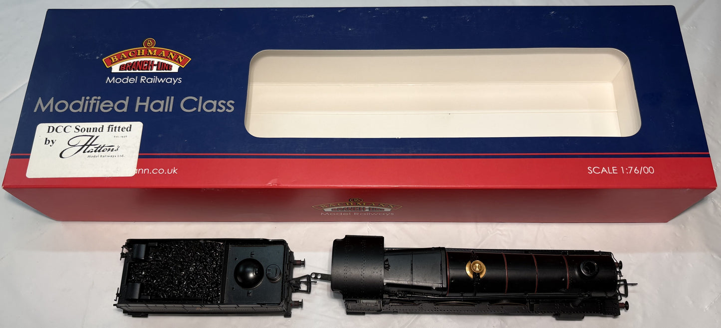 Bachmann Branch Line 31-783 Class 6959 Modified Hall 4-6-0 7904 "Fountains Hall" in BR black with early emblem - weathered