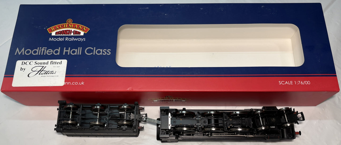 Bachmann Branch Line 31-783 Class 6959 Modified Hall 4-6-0 7904 "Fountains Hall" in BR black with early emblem - weathered