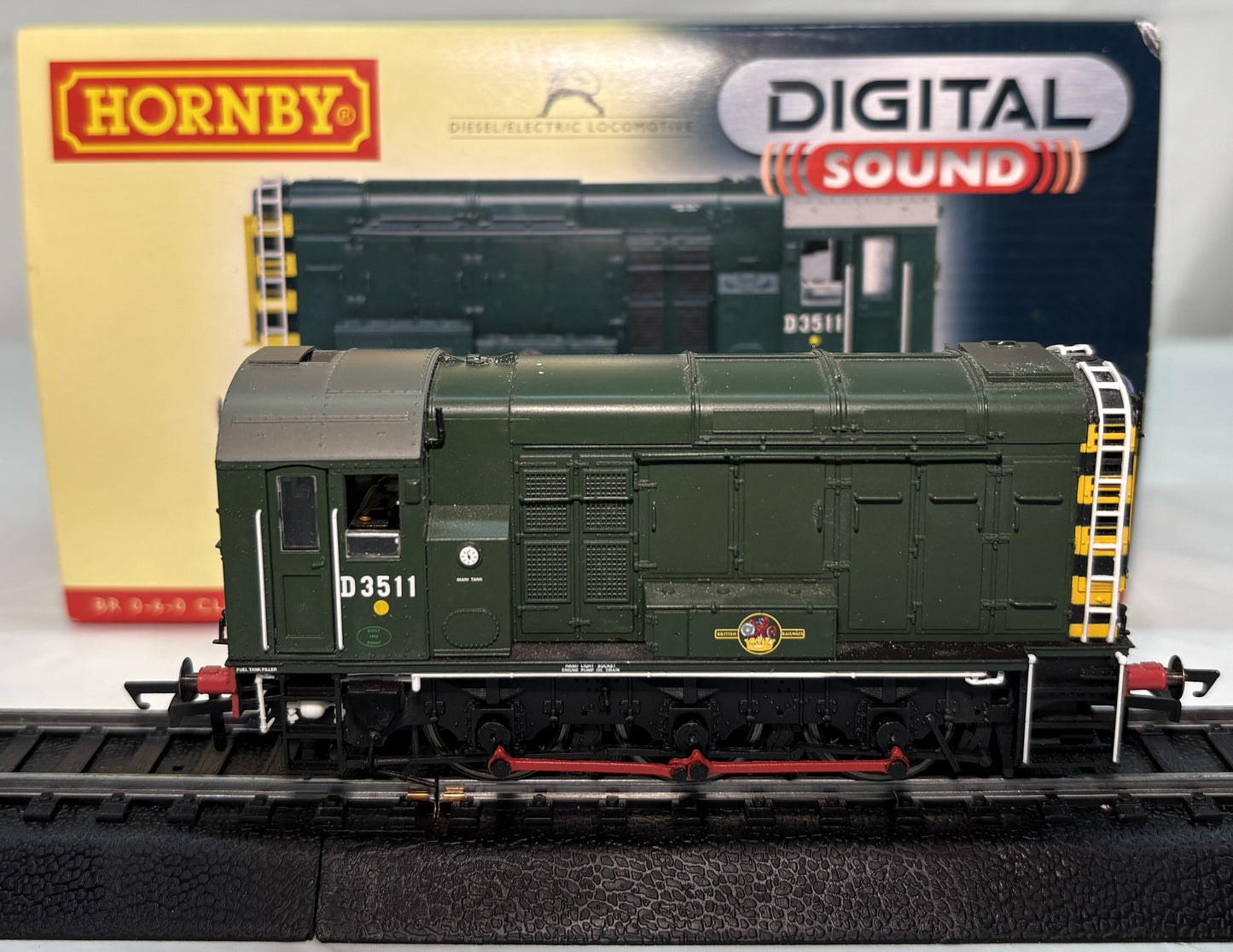 Hornby R2977XS Class 08 shunter D3511 in BR green - DCC sound fitted