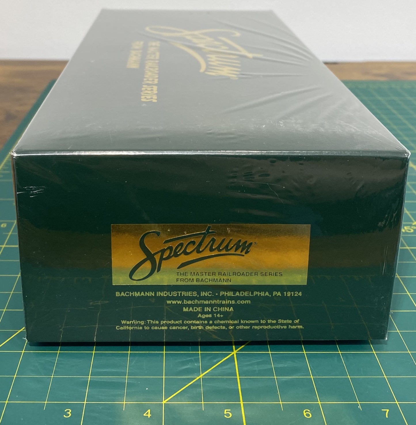Bachmann Spectrum 27403 On30 Scale Pioneer Valley Ham & Bacon Wood Reefer