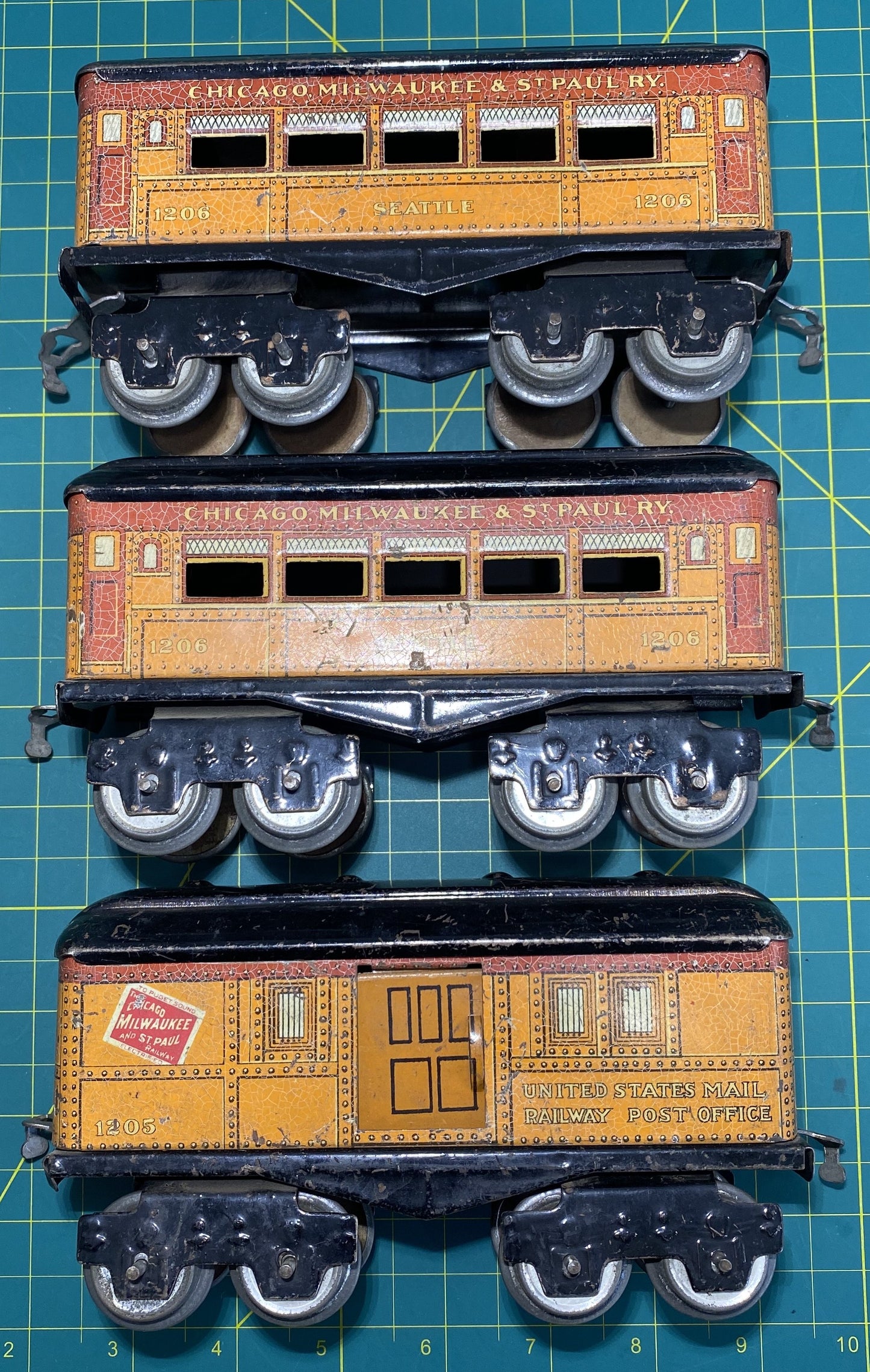 American Flyer 2 Pre War Passenger Cars and a Mail Car