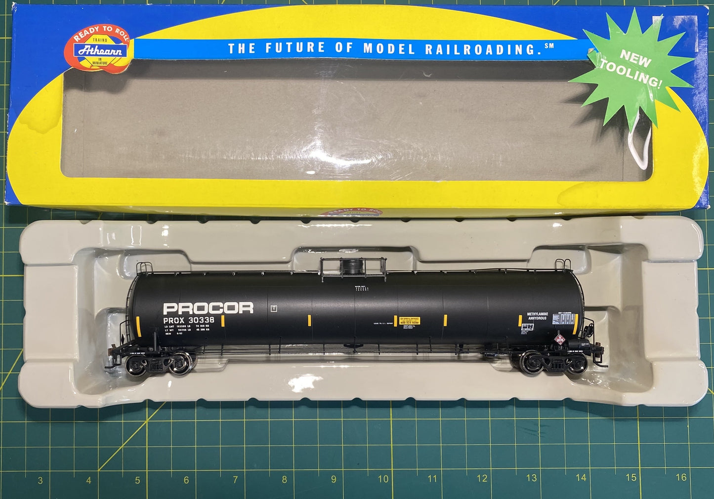 Athearn RTR HO UTC 33K LPG Tank Car “Early” PROCOR #30338 Item #96404
