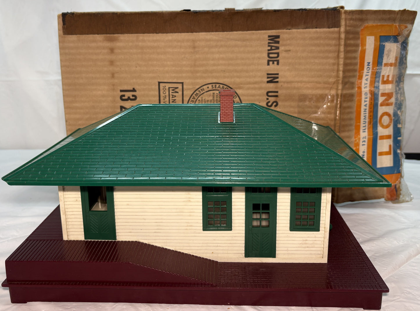 Lionel Post War 132 Illuminated Station