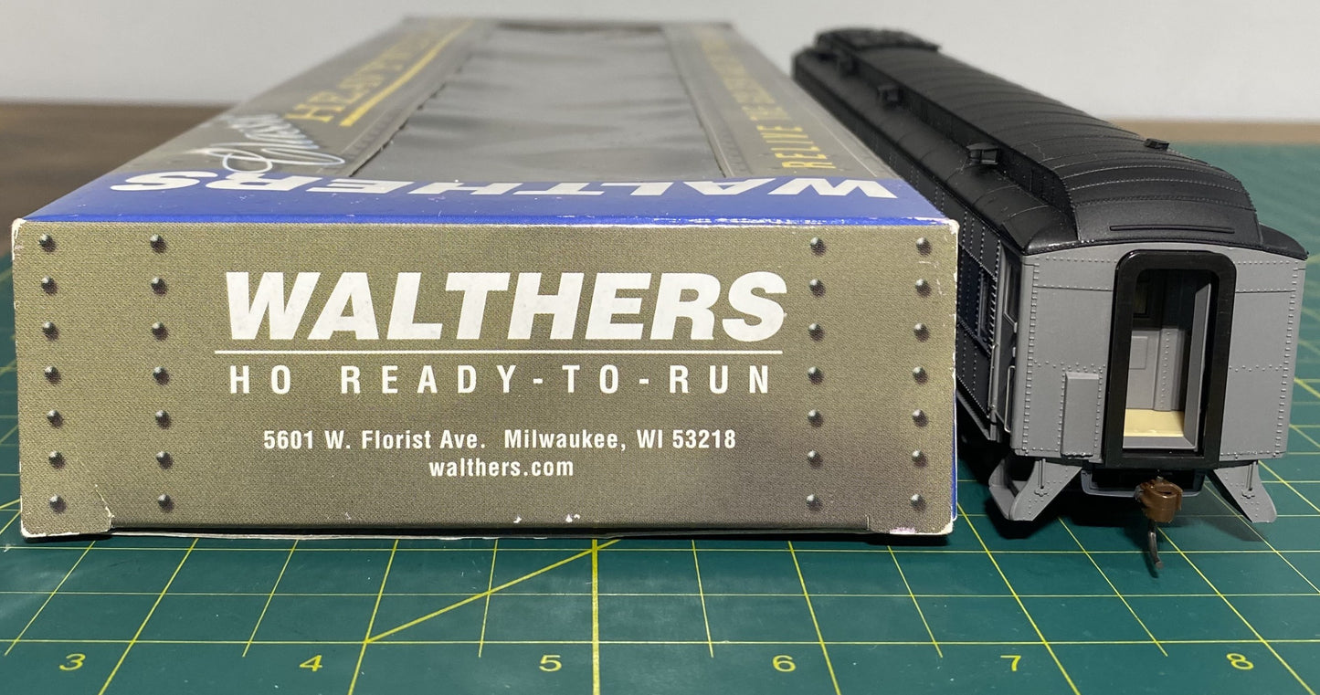 Walthers Santa Fe-Style Heavyweight 70' Coach Pullman Green w/black Roof