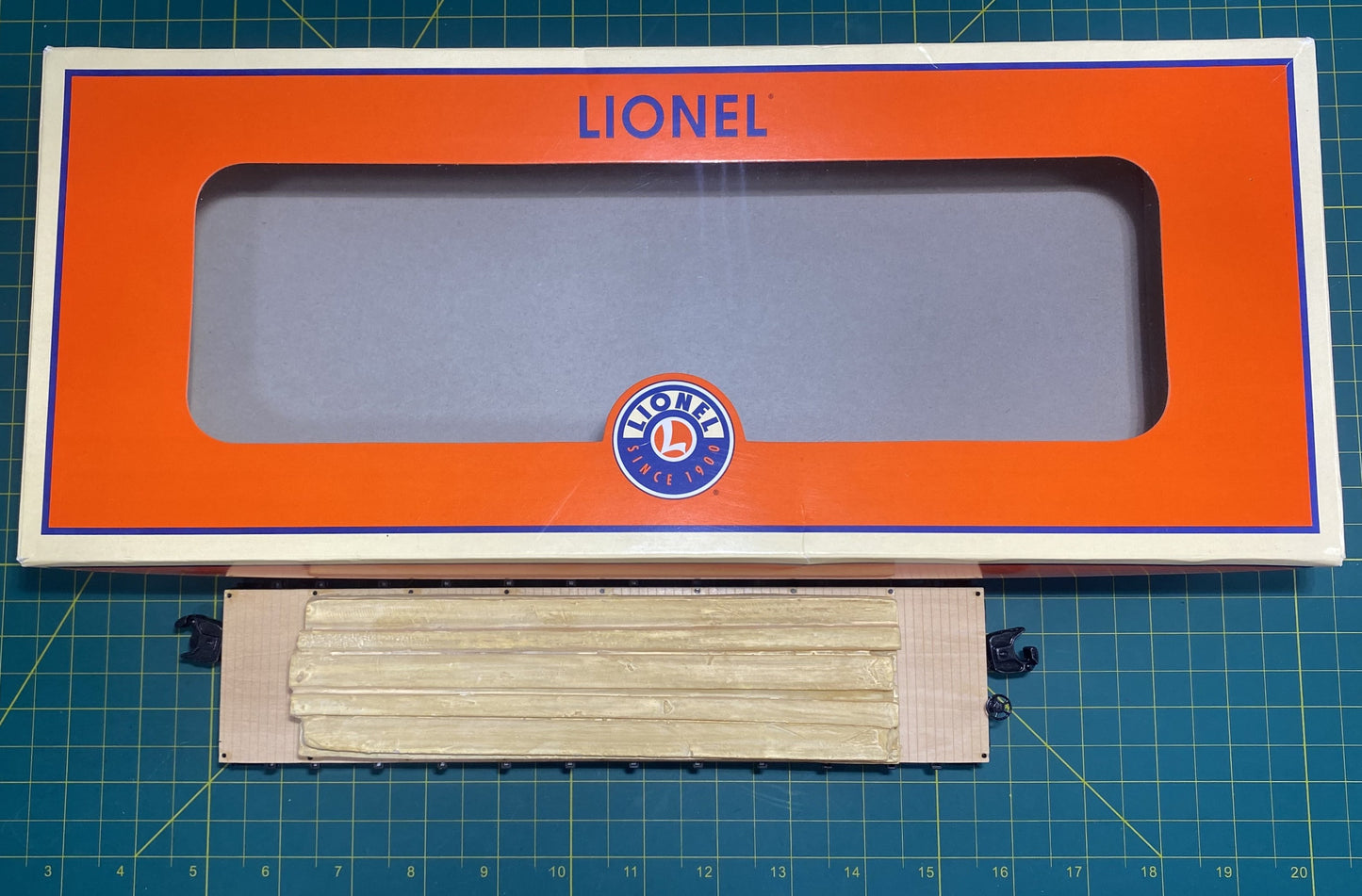 Lionel #6-82851 Northern Pacific 40' Flat w/ Lumber Load