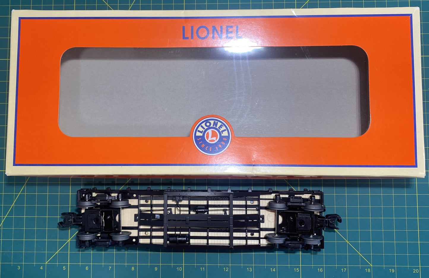 Lionel #6-82851 Northern Pacific 40' Flat w/ Lumber Load