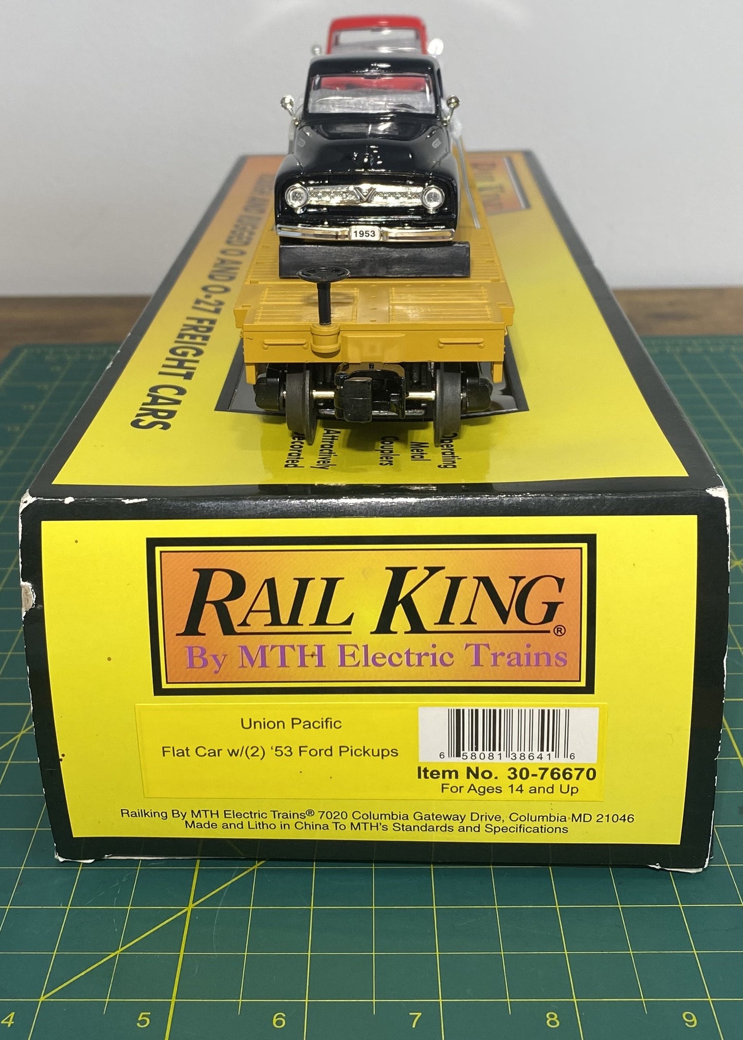 Rail King 30-76670 Union Pacific O Gauge Flat Car w/(2) '53 Ford Pickup Trucks