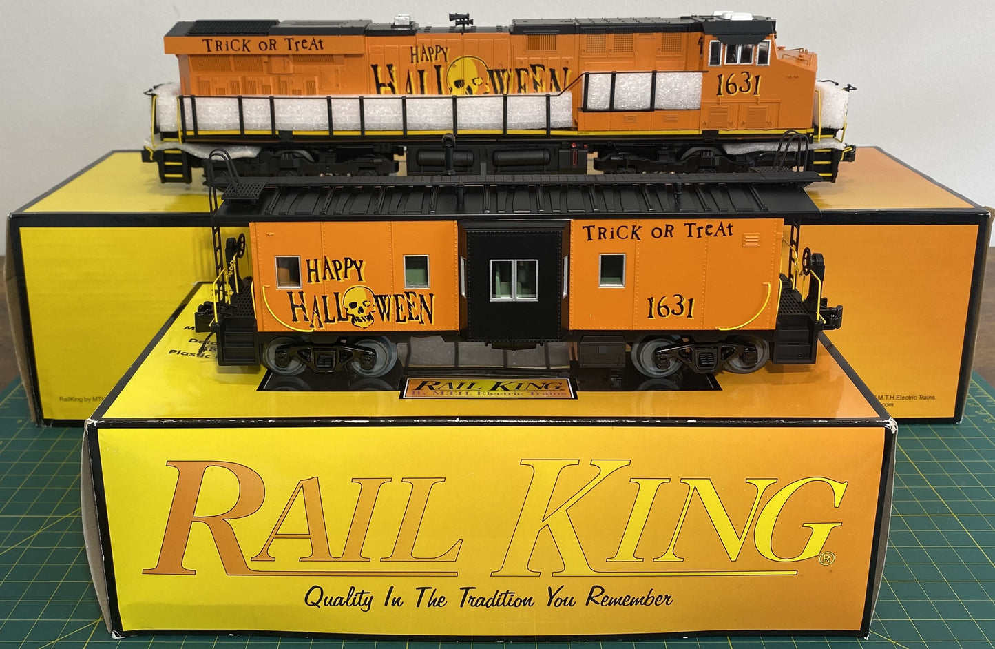 Rail King 30-20359-1 Halloween ES44AC Imperial Diesel & Caboose Set with PS 3.0