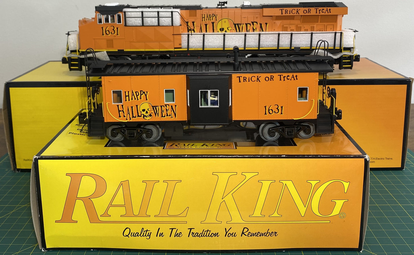 Rail King 30-20359-1 Halloween ES44AC Imperial Diesel & Caboose Set with PS 3.0