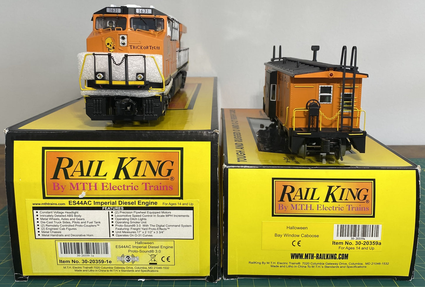 Rail King 30-20359-1 Halloween ES44AC Imperial Diesel & Caboose Set with PS 3.0