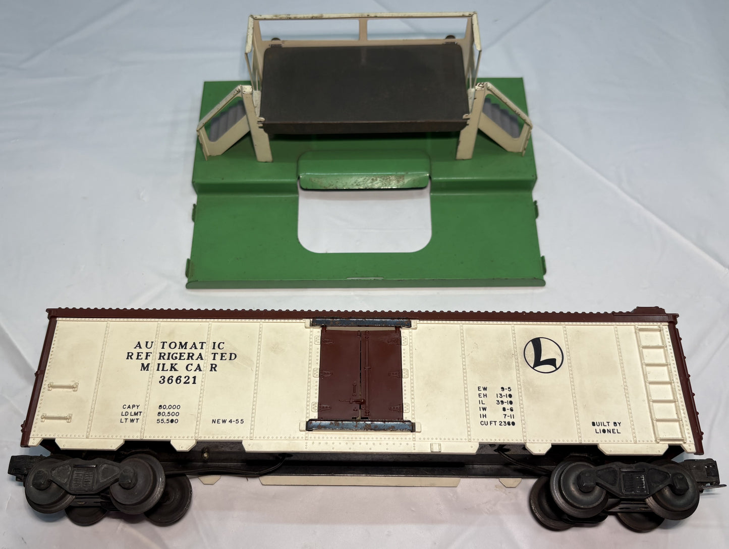 Lionel Post War 3662 Automatic Refrigerated Milk Car with Platform