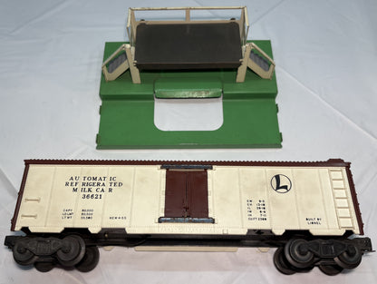Lionel Post War 3662 Automatic Refrigerated Milk Car with Platform